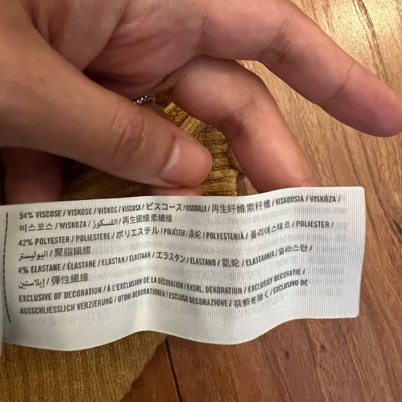 Abercrombie & Fitch Small Ribbed Knit Tie Front Short Sleeve Cropped T-Shirt - Picture 4 of 6